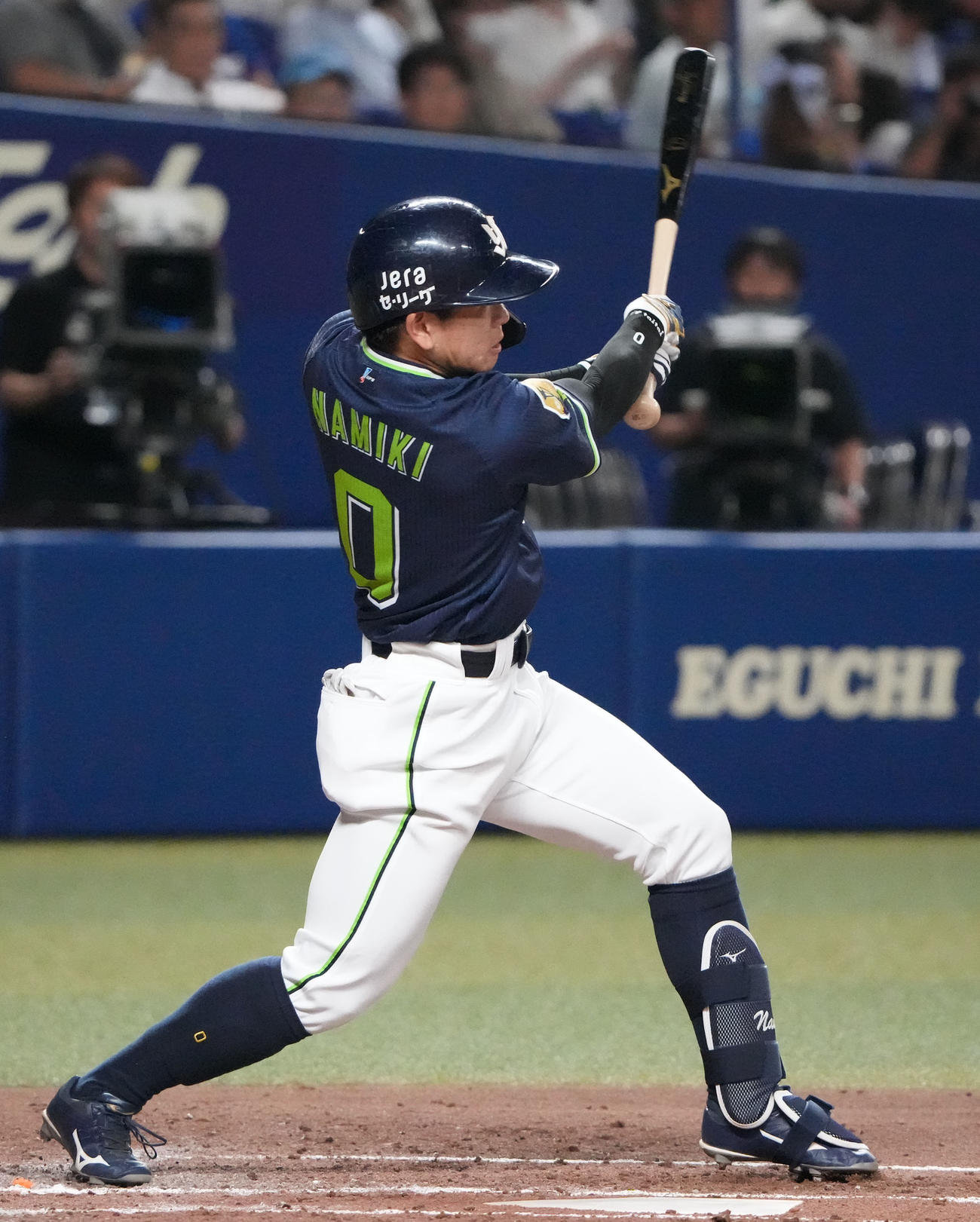 中日対ヤクルト　4回表ヤクルト無死、左中間へ三塁打を放つ並木（撮影・森本幸一）