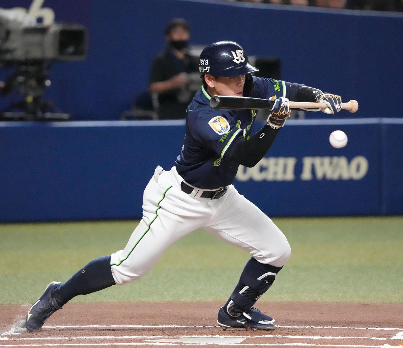 中日対ヤクルト　6回表ヤクルト無死、一塁内野安打で出塁する並木（撮影・森本幸一）