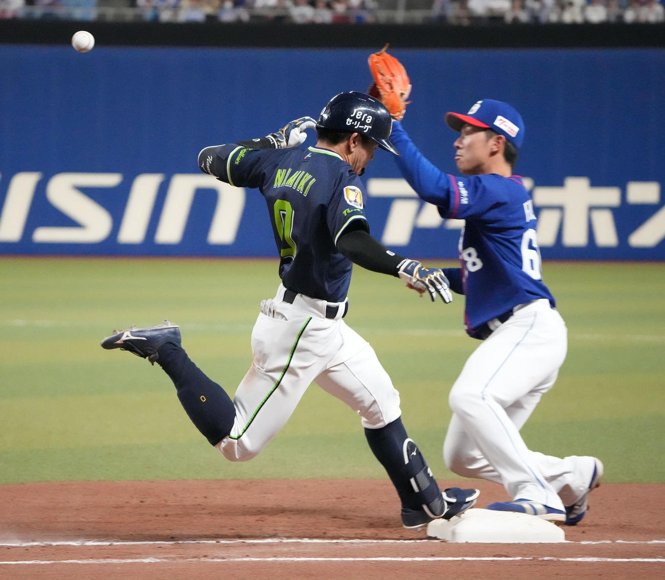 中日対ヤクルト　6回表ヤクルト無死、一塁内野安打で出塁する並木（左）（撮影・森本幸一）