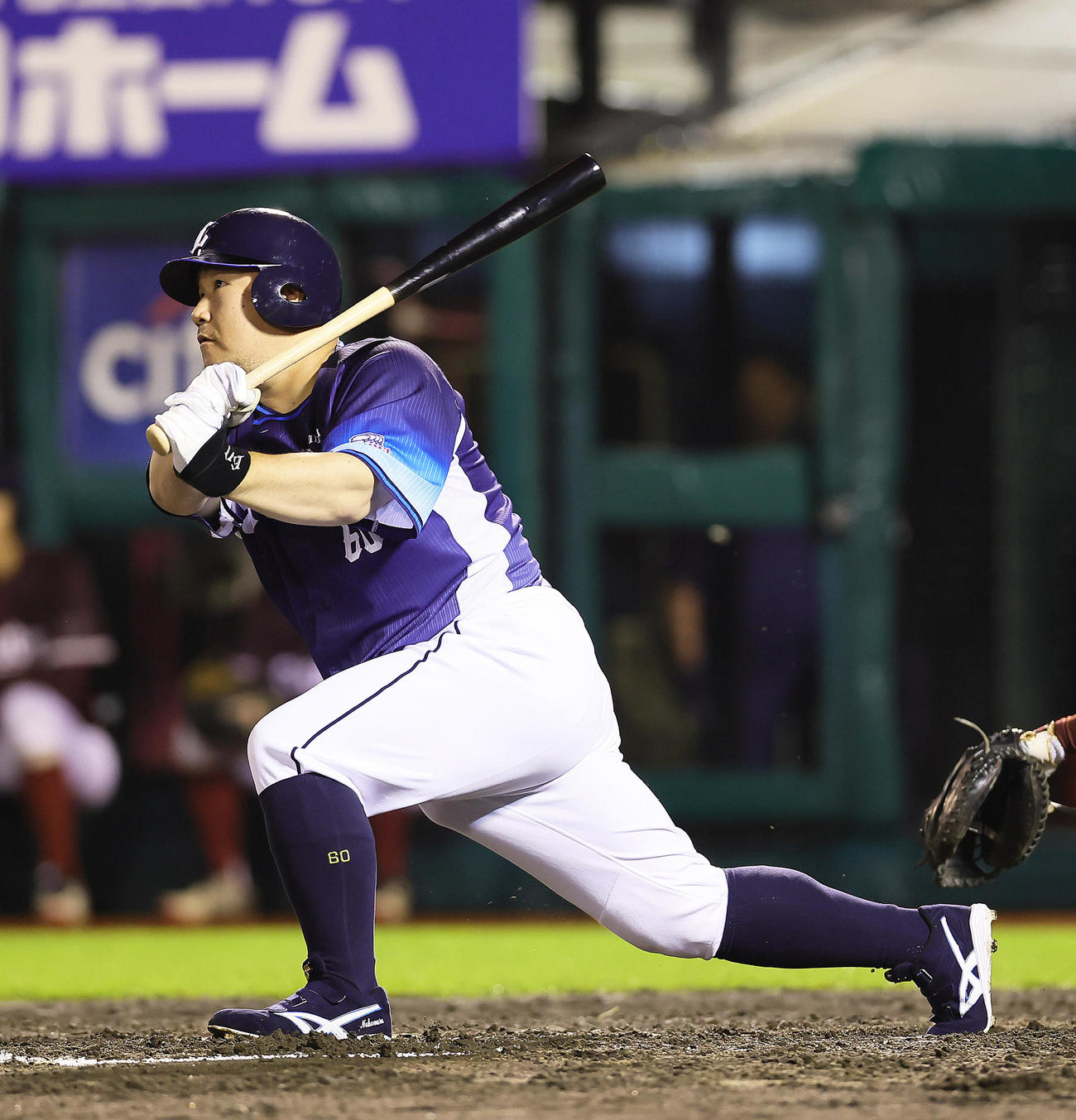 楽天対西武　8回表西武2死一、二塁、中村は中越え2点適時二塁打を放つ（撮影・足立雅史）