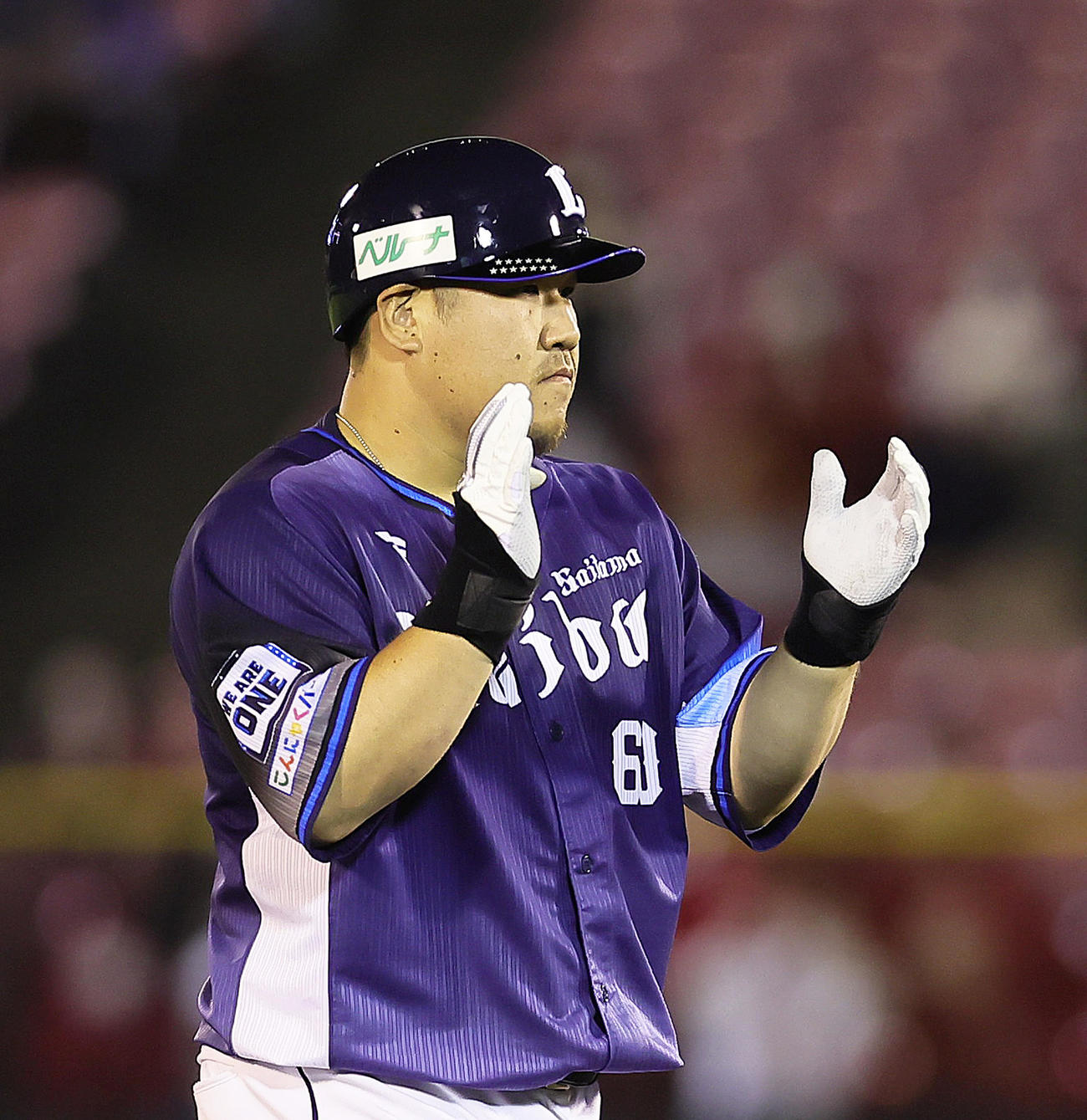 楽天対西武　8回表西武2死一、二塁、中村は中越え2点適時二塁打を放ち手をたたく（撮影・足立雅史）