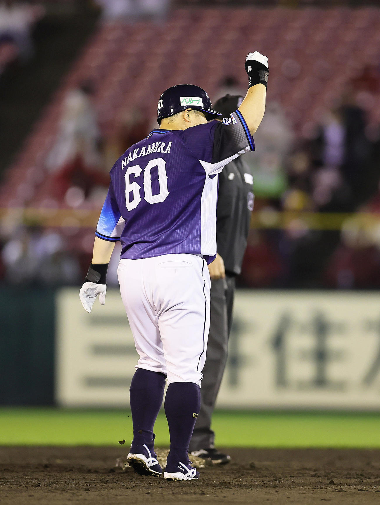 楽天対西武　8回表西武2死一、二塁、中村は中越え2点適時二塁打を放ちガッツポーズする（撮影・足立雅史）
