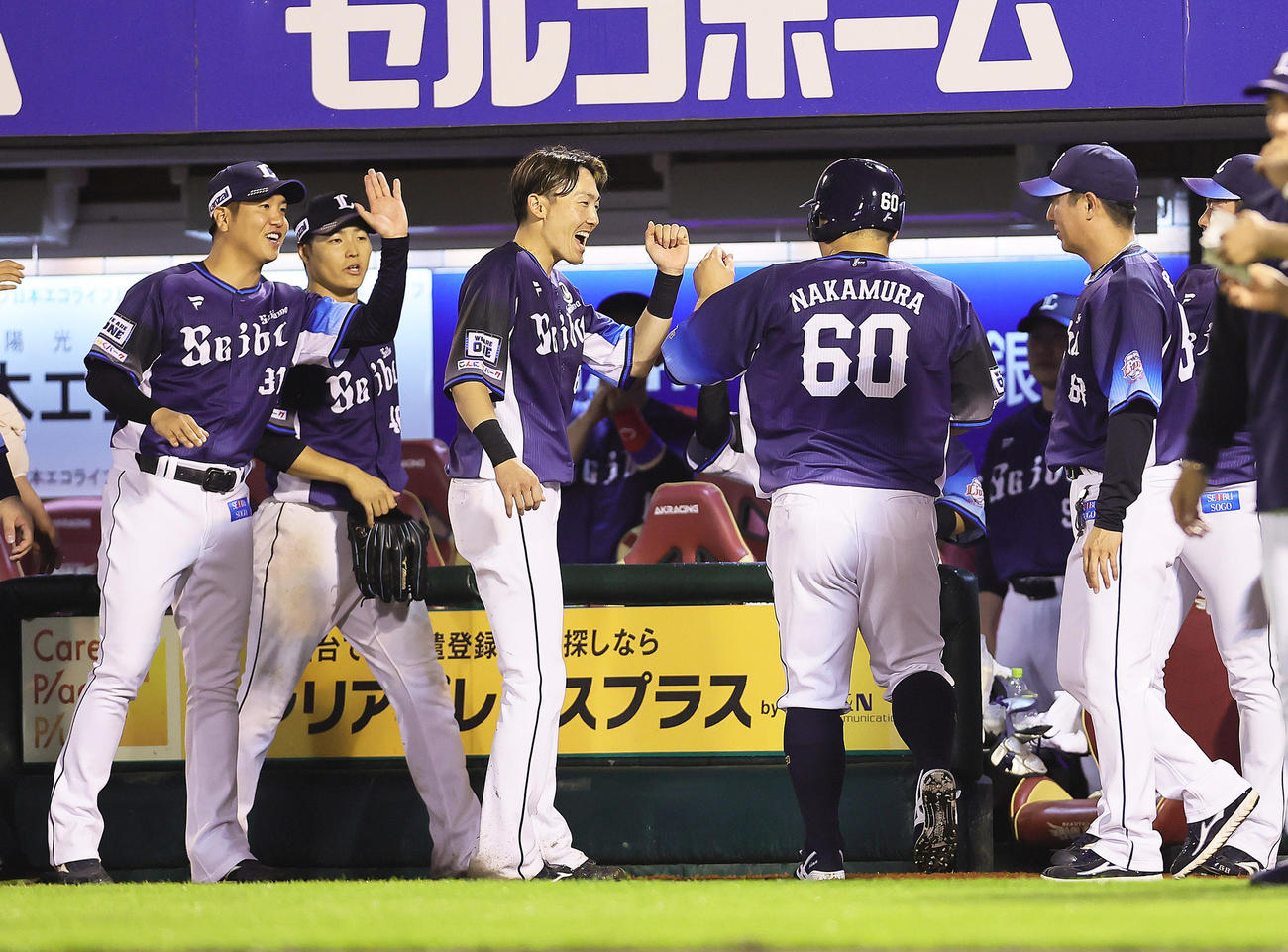 楽天対西武　8回表に中越え2点適時二塁打を放った西武中村（中央右）は源田（同左）らに迎えられる（撮影・足立雅史）