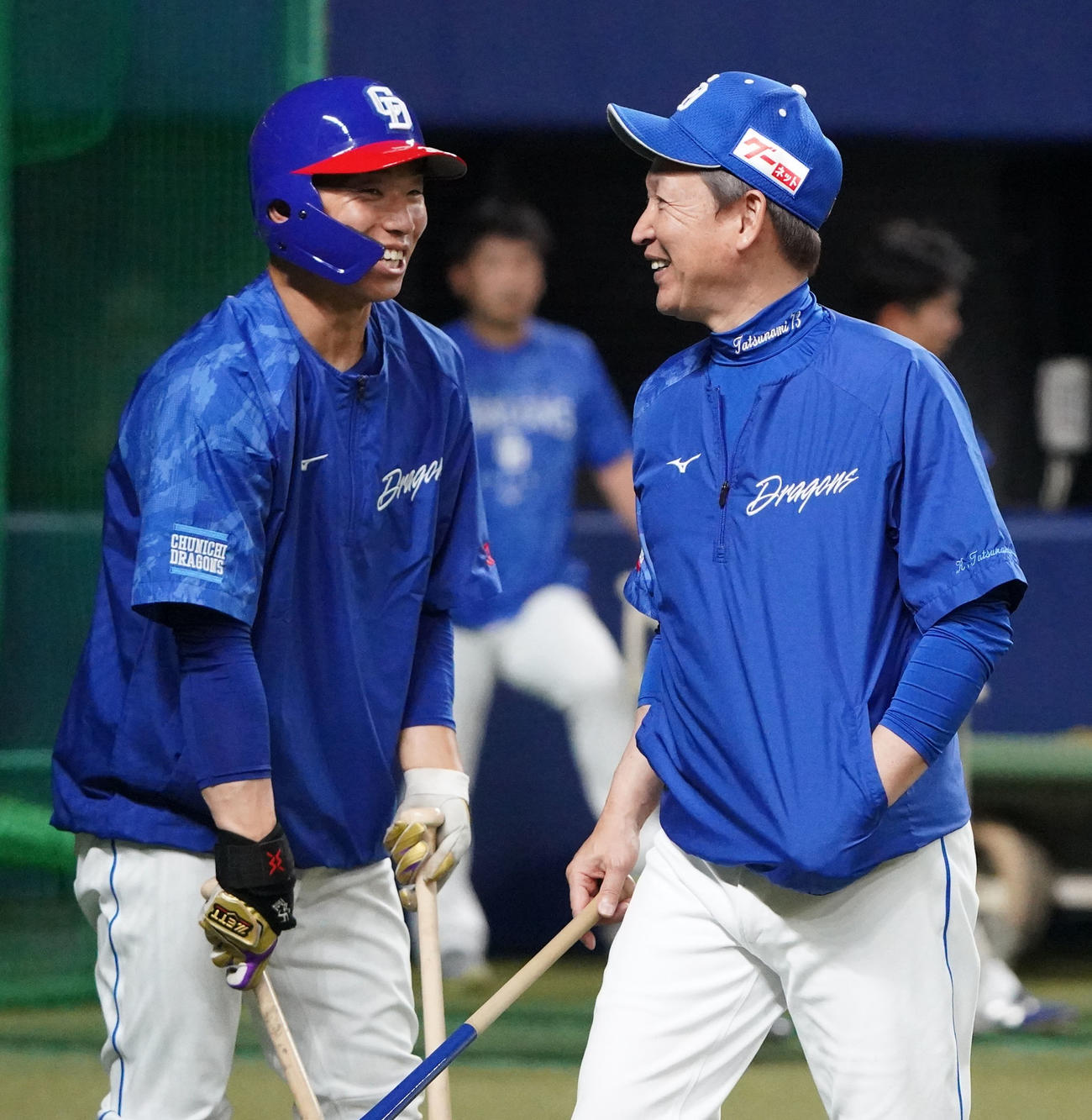 中日対ヤクルト　試合前練習で言葉を交わす（左から）宇佐見と立浪監督（撮影・森本幸一）