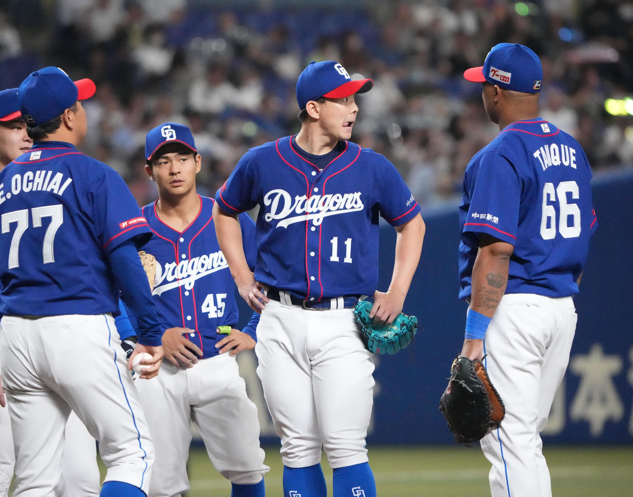 中日対ヤクルト　8回表ヤクルト1死二塁、マウンドを降りる小笠原（右から2人目）（撮影・森本幸一）