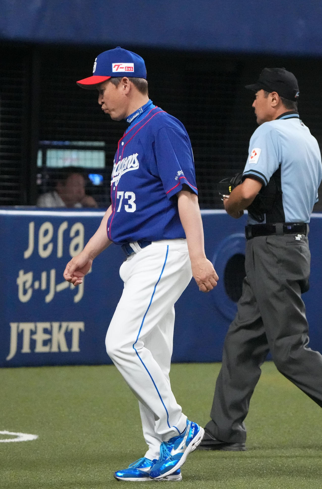 中日対ヤクルト　8回表ヤクルト1死二塁、投手交代を告げる立浪監督（撮影・森本幸一）