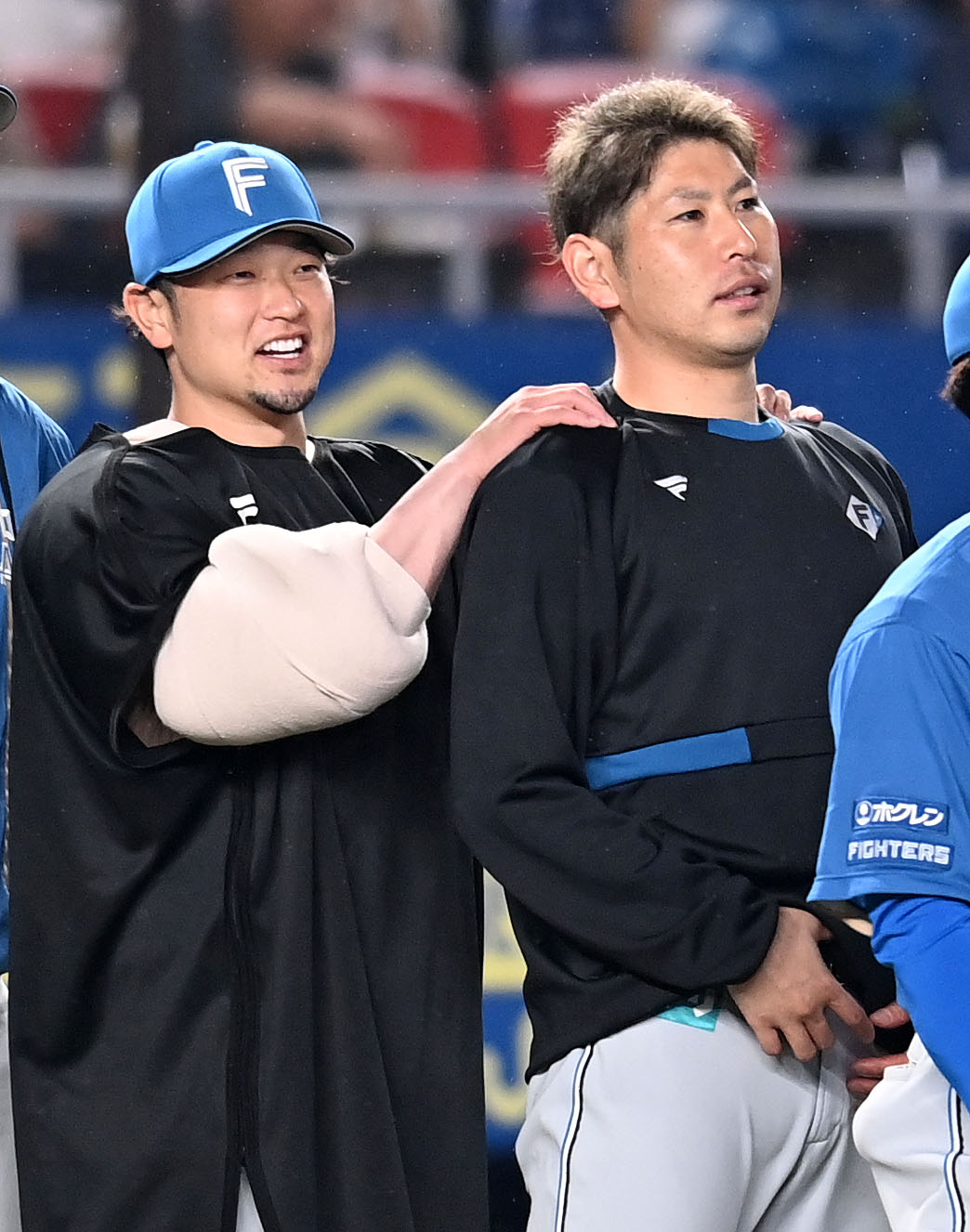 ロッテ対日本ハム　勝利投手となり日本ハム池田（左）に肩をもまれる加藤貴（撮影・横山健太）