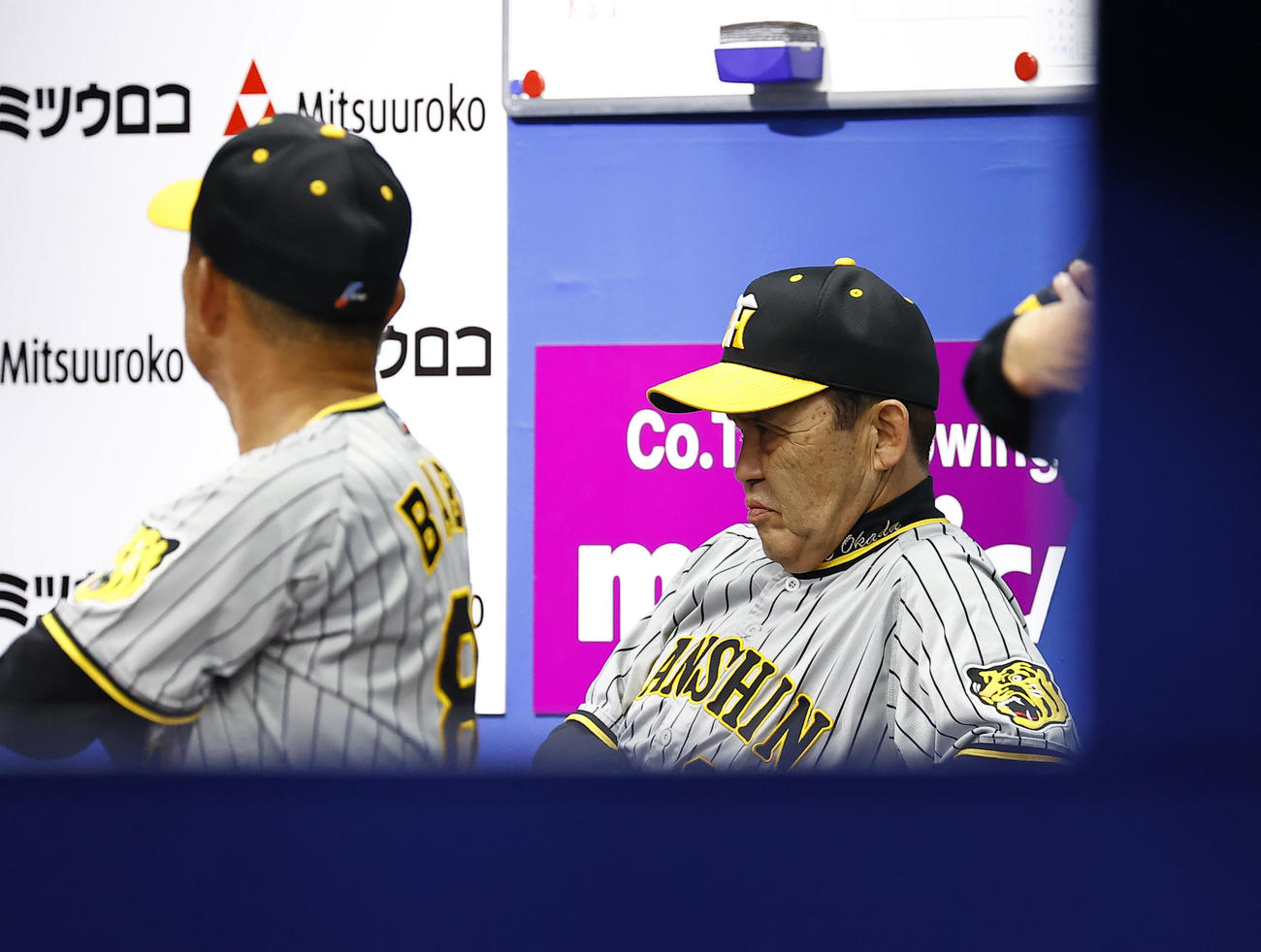 DeNA対阪神　9回、ベンチで厳しい表情を見せる阪神岡田監督（撮影・藤尾明華）