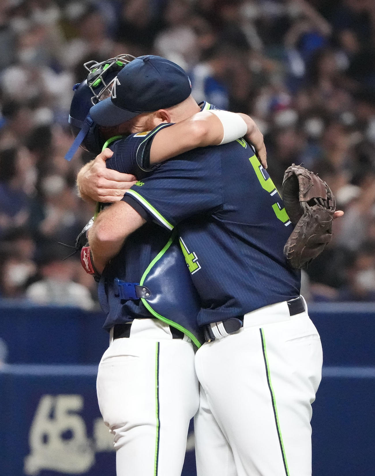 中日対ヤクルト　　試合終了、来日初完投初完封勝利に中村と喜ぶサイスニード（右）（撮影・森本幸一）