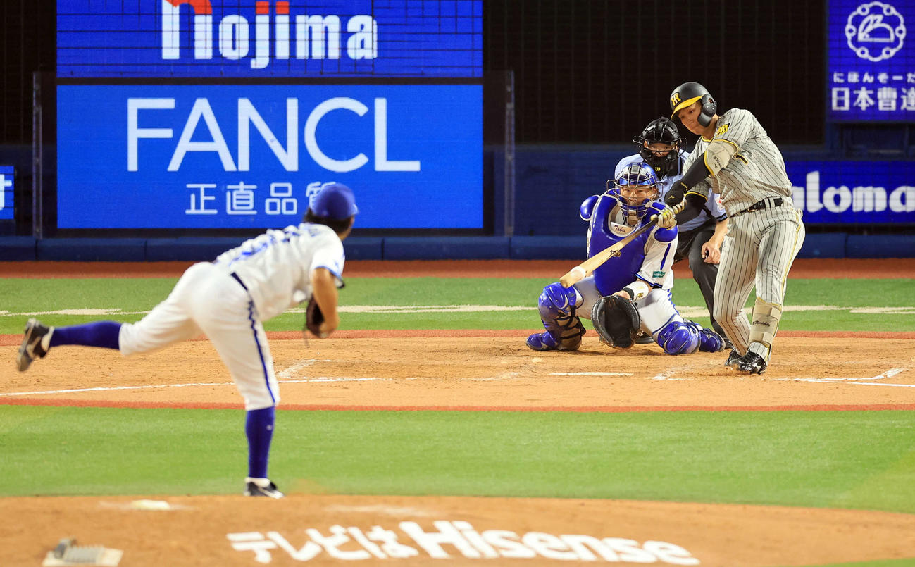 DeNA対阪神　9回表阪神1死、森下は左前打を放つ。投手今永（撮影・浅見桂子）
