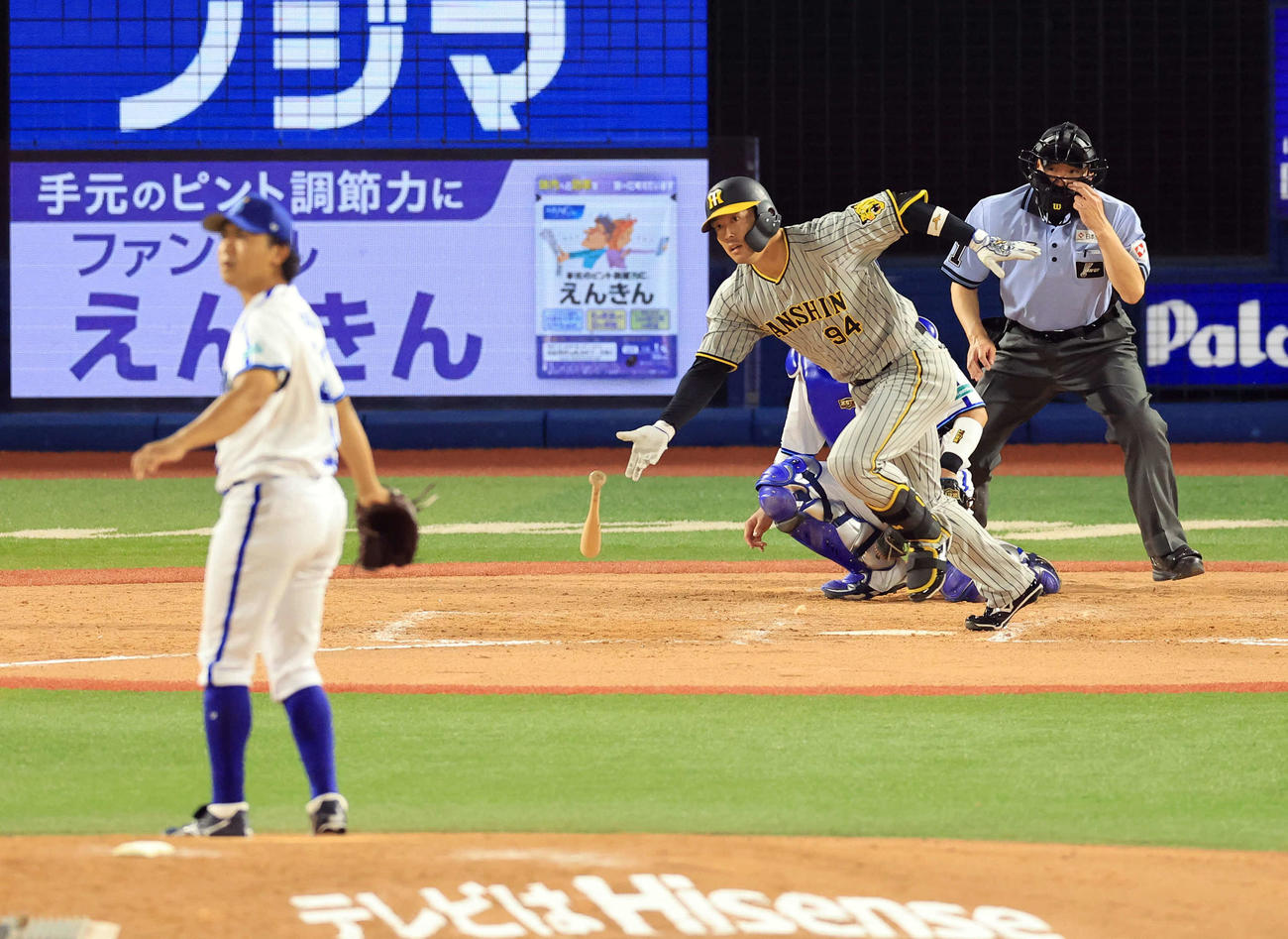 DeNA対阪神　8回表阪神1死、原口は右前打を放つ。投手今永（撮影・浅見桂子）
