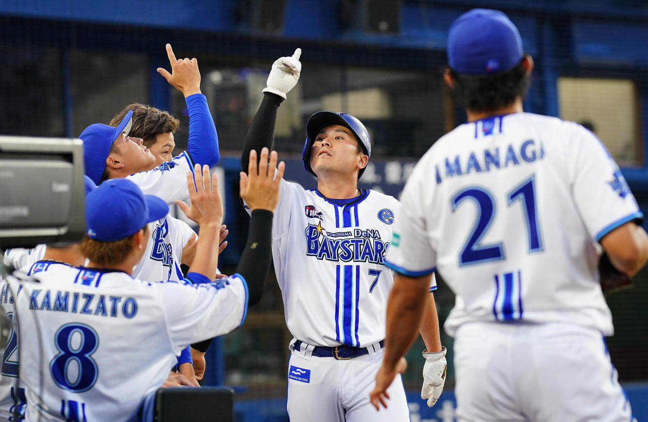 DeNA対阪神　3回裏DeNA2死二塁、牧の適時打で生還しナインの出迎えを受ける佐野（中央）（撮影・垰建太）