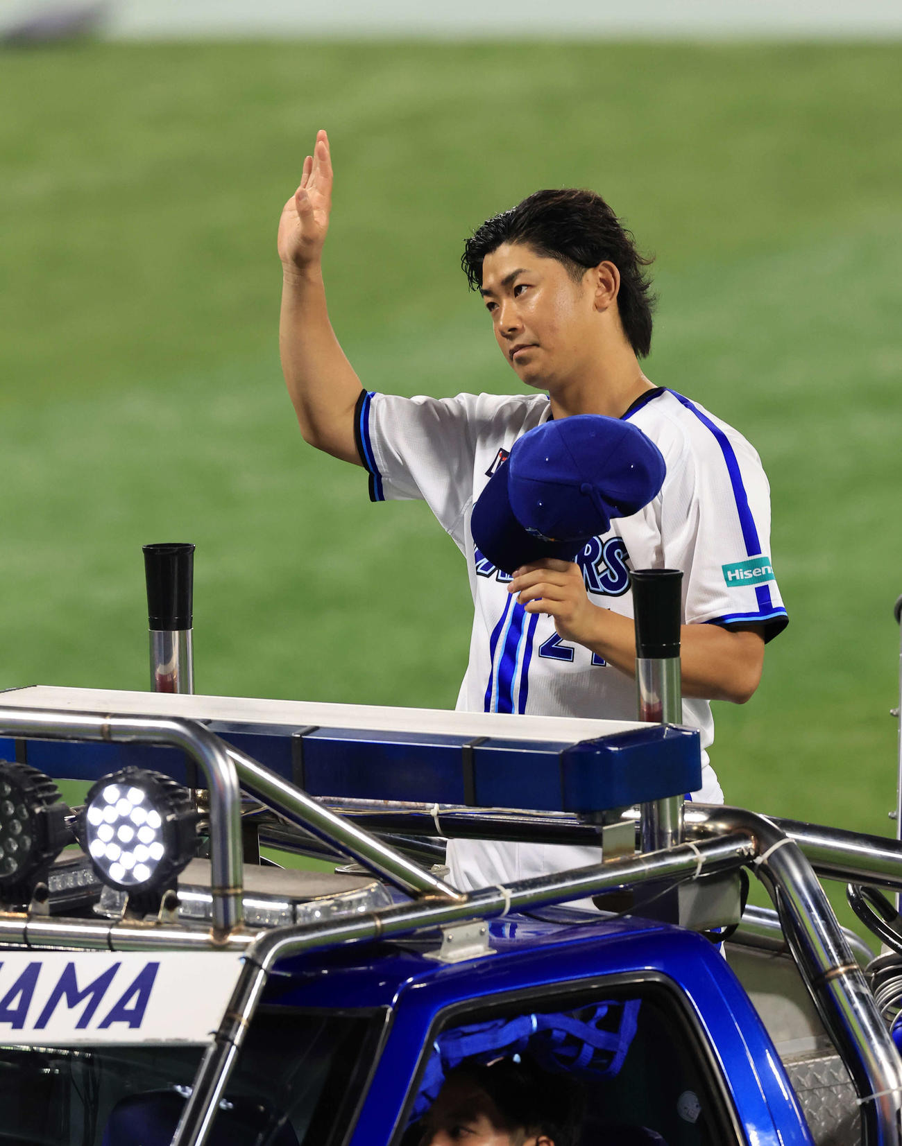 DeNA対阪神　3ー1で勝利し、完投勝利の今永は場内1周で手を振りあいさつ（撮影・浅見桂子）