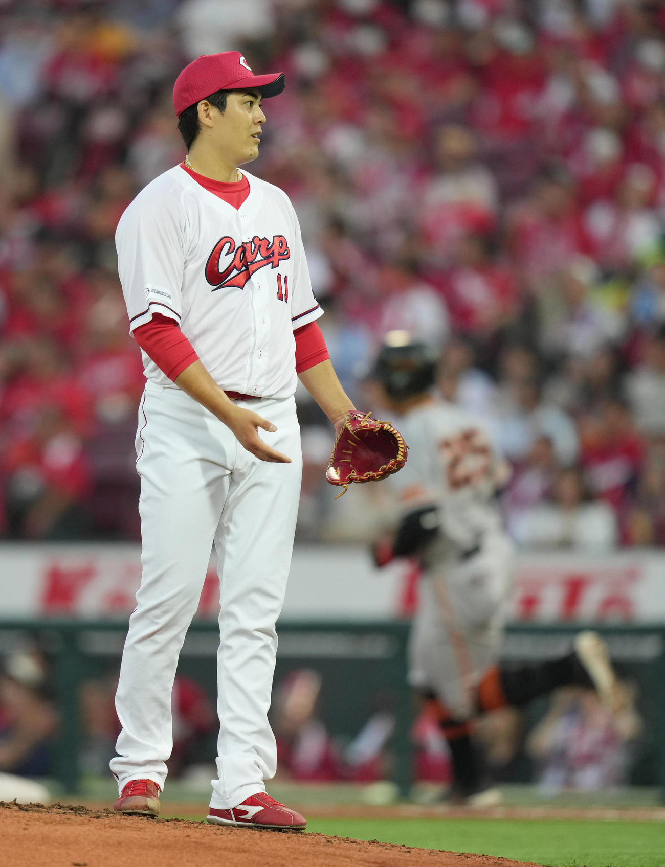 広島対巨人　4回表巨人無死、岡本和（後方）にソロ本塁打を浴びる九里（撮影・狩俣裕三）