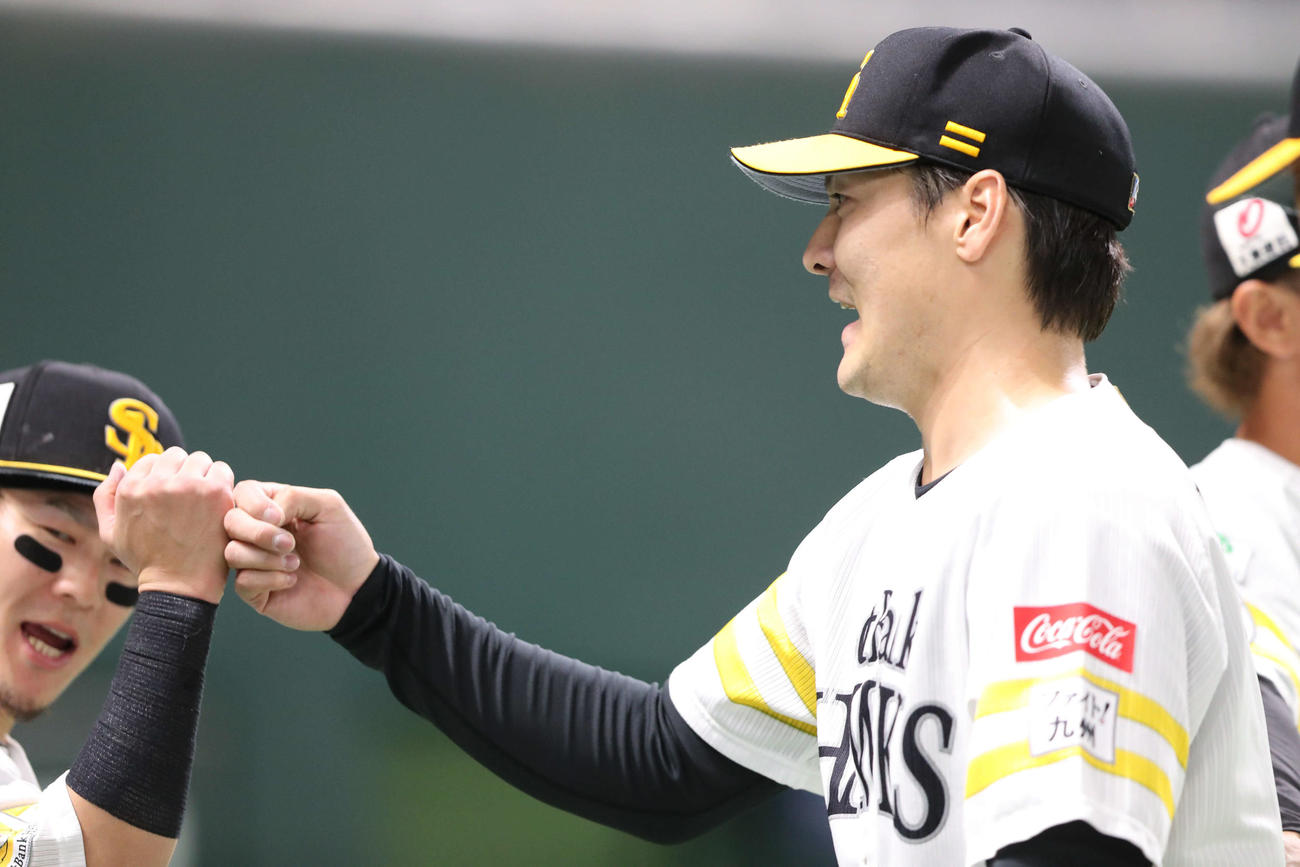 ソフトバンク対オリックス　先発したソフトバンク有原は8回を投げ3安打1失点と好投、微笑む（撮影・梅根麻紀）