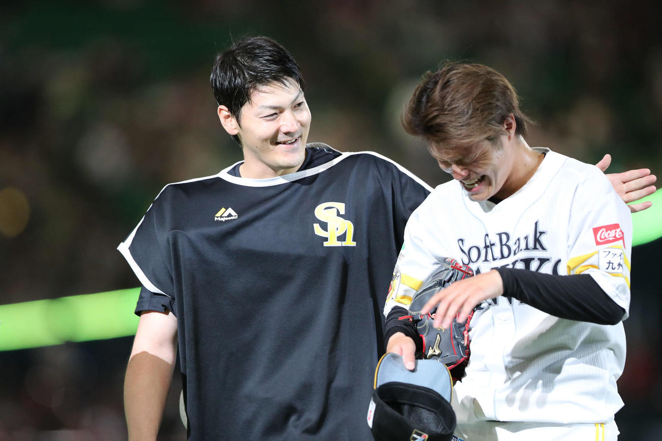 ソフトバンク対オリックス　勝利投手となった有原は9回を抑えた甲斐野に笑顔で声をかける（撮影・梅根麻紀）