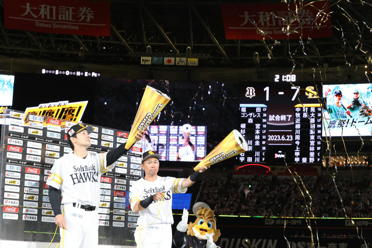 ソフトバンク対オリックス　ヒーローインタービューの後、クラッカーを鳴らす中村晃（右）と有原（撮影・梅根麻紀）