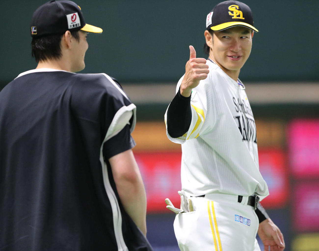ソフトバンク対オリックス　勝利投手となった有原にサムアップする柳田（撮影・梅根麻紀）
