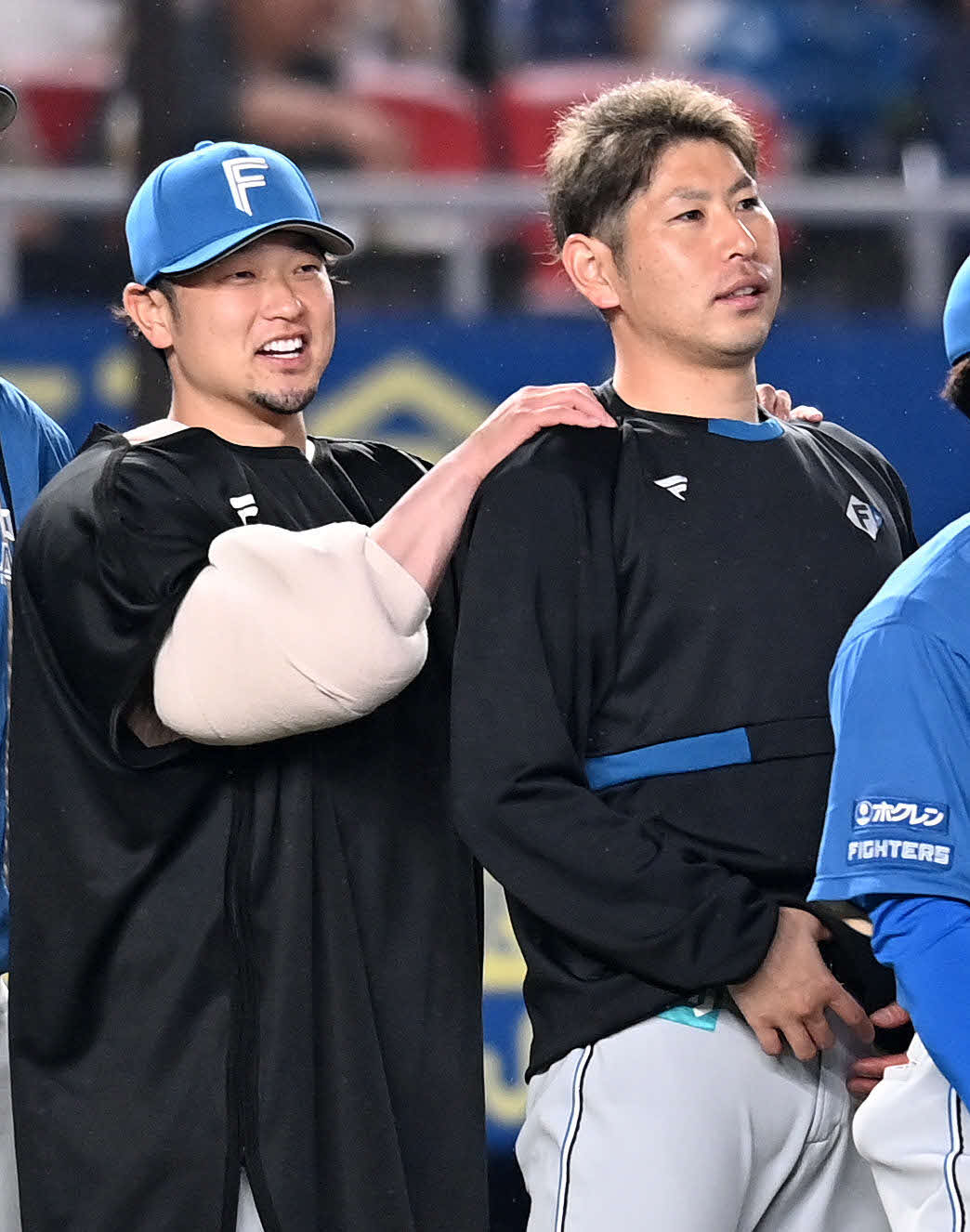 ロッテ対日本ハム　勝利投手となり日本ハム池田（左）に肩をもまれる加藤貴（撮影・横山健太）