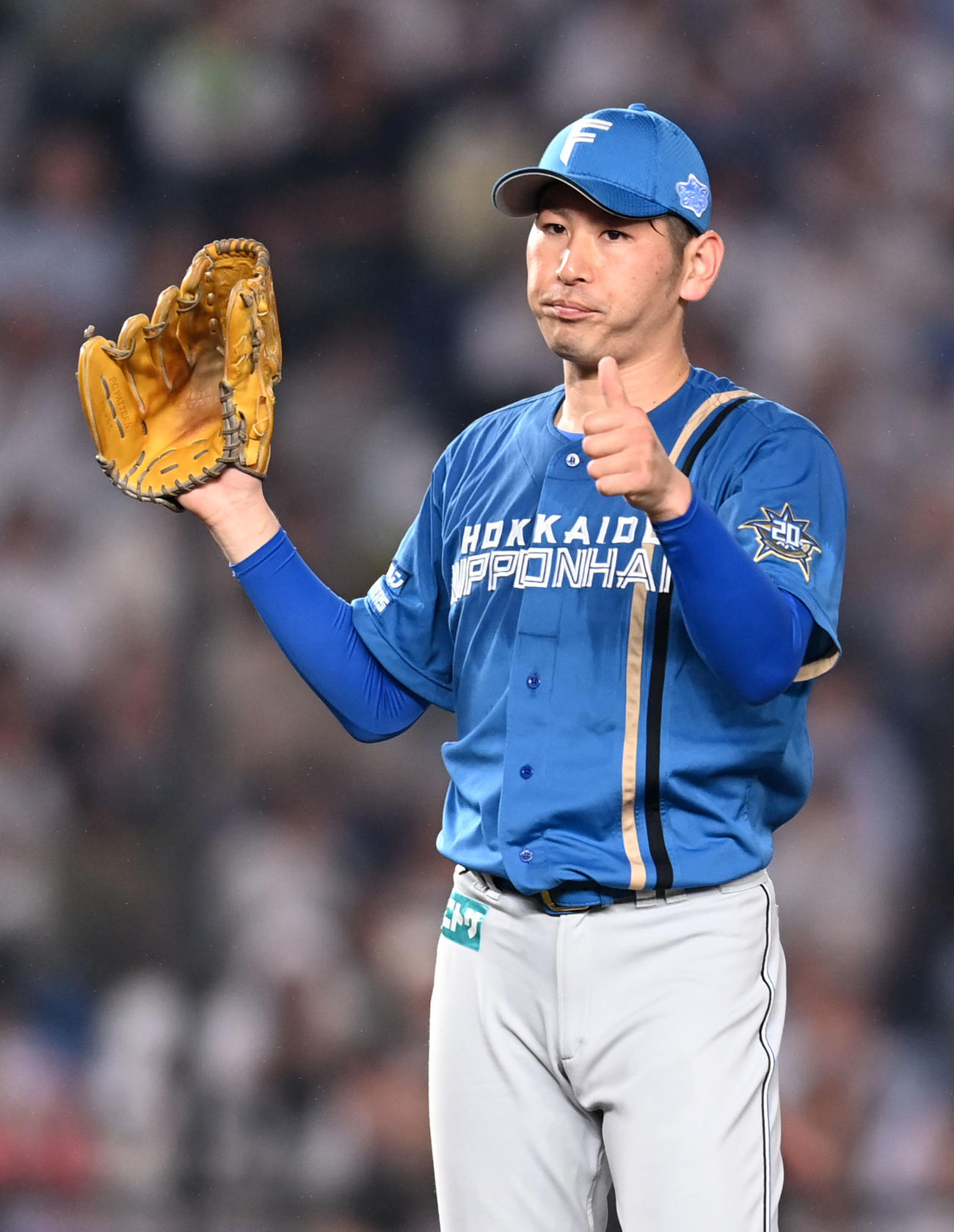 ロッテ対日本ハム　4回裏ロッテ無死一塁、中村奨を遊併殺打に仕留めサムズアップをする加藤貴（撮影・横山健太）
