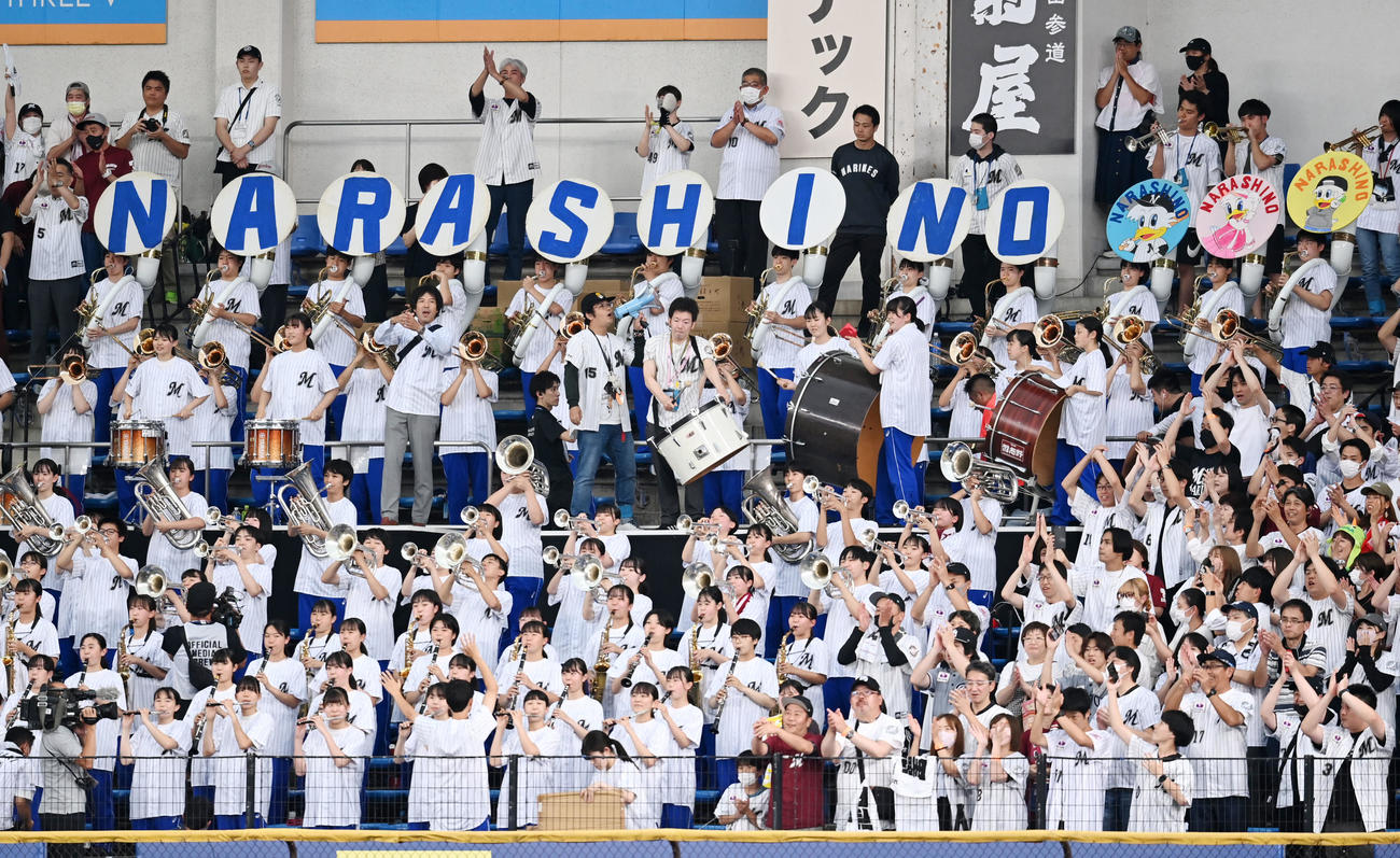 ロッテ対日本ハム　ライトスタンドで演奏する習志野高校吹奏楽部（撮影・横山健太）