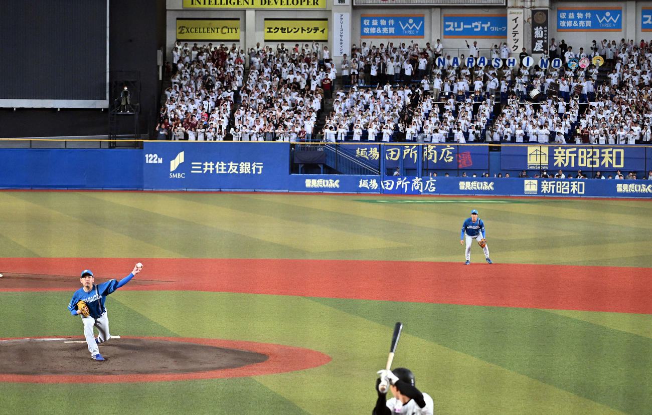 ロッテ対日本ハム　習志野高校吹奏楽部の演奏を背に投球する日本ハム加藤貴（撮影・たえ見朱実）