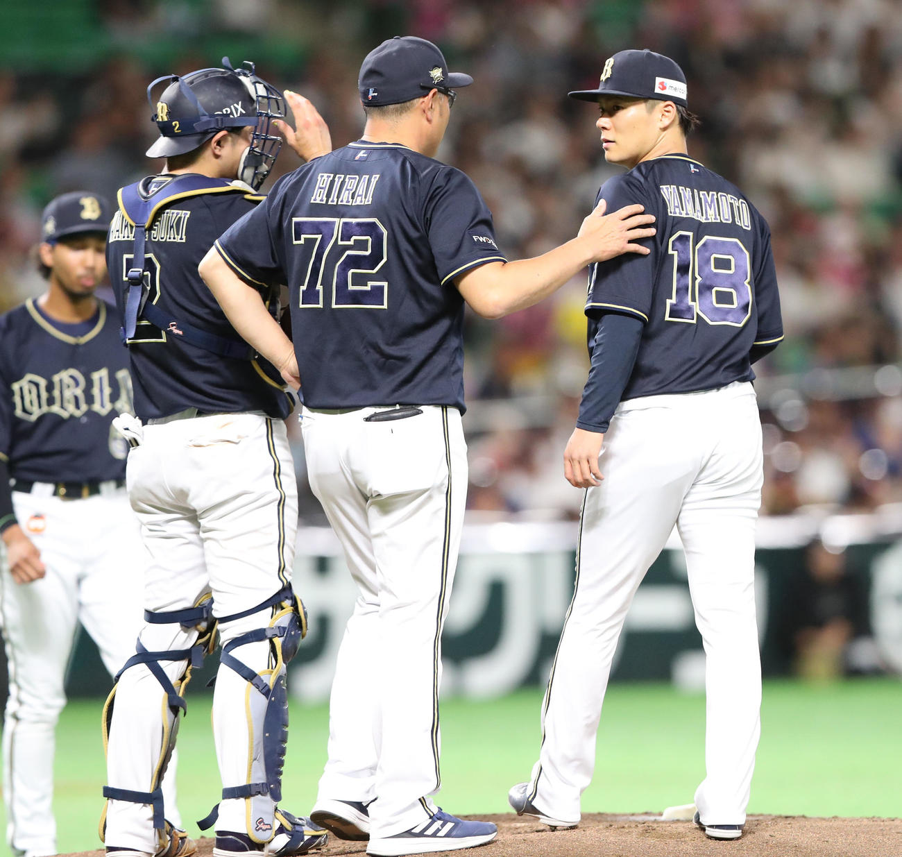 ソフトバンク対オリックス　2回途中、マウンドで平井コーチに声をかけられる山本（撮影・梅根麻紀）