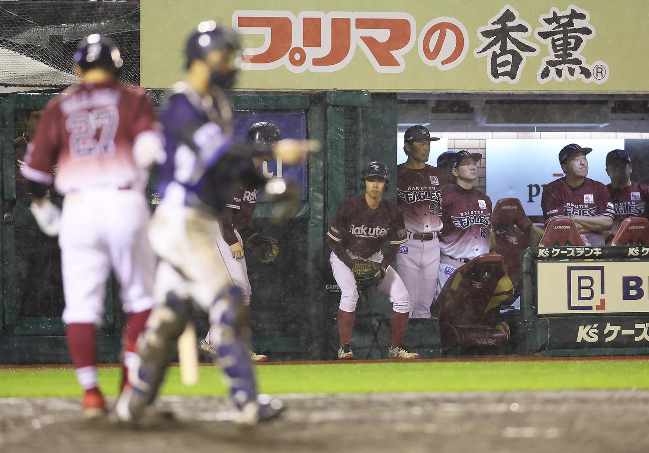 楽天対西武　9回裏楽天2死一塁、岡島（左端）が空振り三振に倒れ試合終了。敗れ渋い顔を見せる石井監督（右から2人目）ら（撮影・足立雅史）