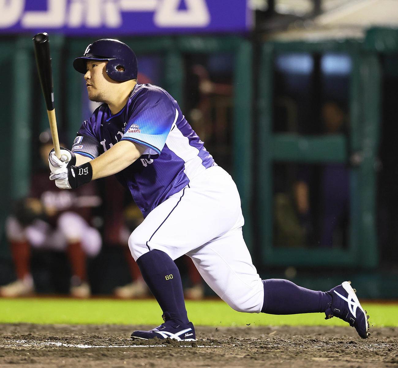 楽天対西武　8回表西武2死一、二塁、中村は中越え2点適時二塁打を放つ（撮影・足立雅史）