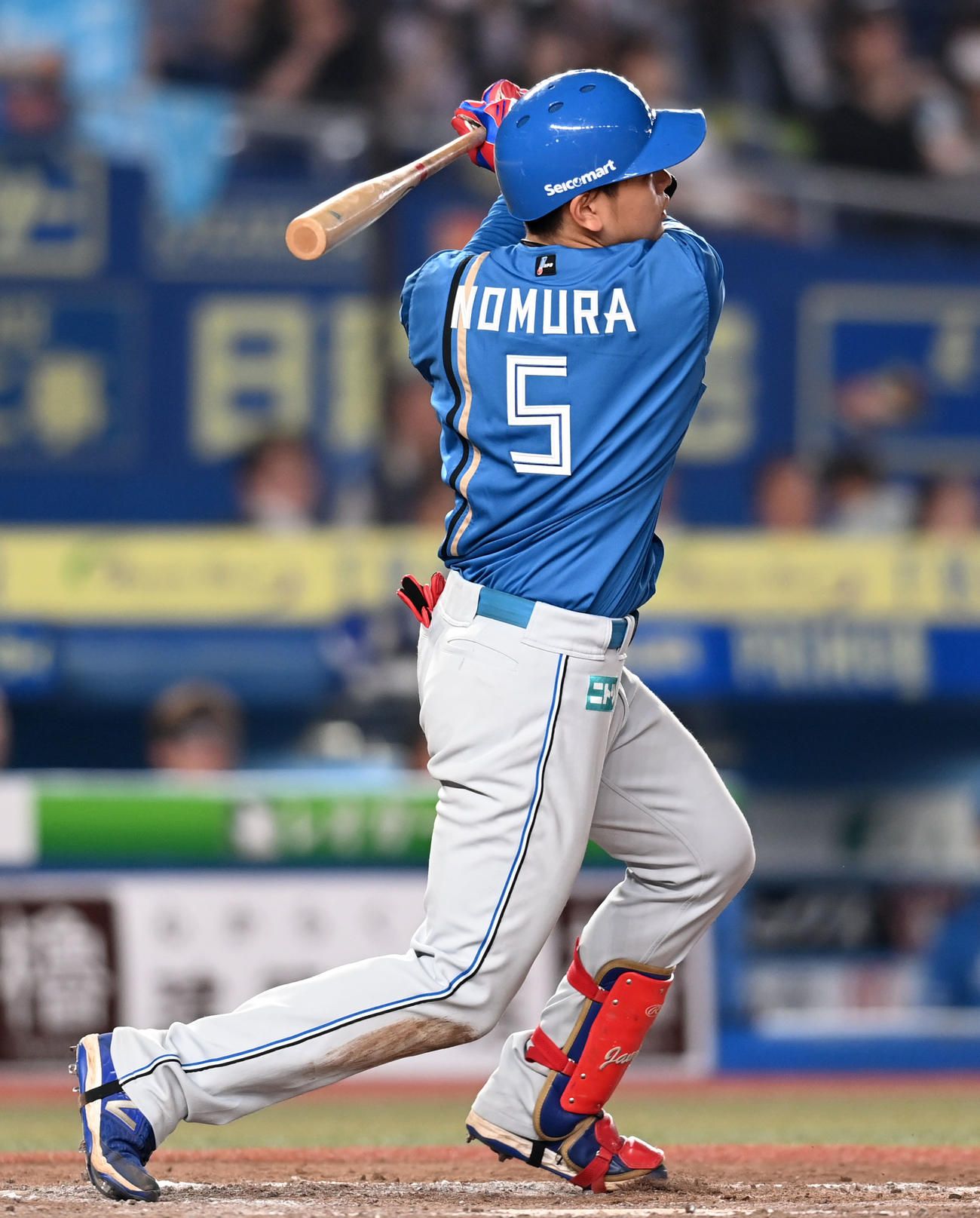 ロッテ対日本ハム　8回表日本ハム無死、左越え本塁打を放つ野村（撮影・横山健太）