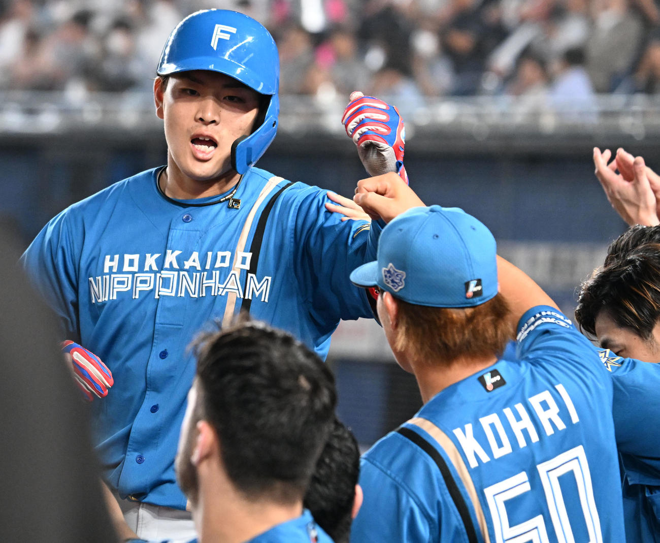 ロッテ対日本ハム　8回表日本ハム無死、左越えにソロ本塁打を放った野村は、ナインの出迎えを受ける（撮影・たえ見朱実）