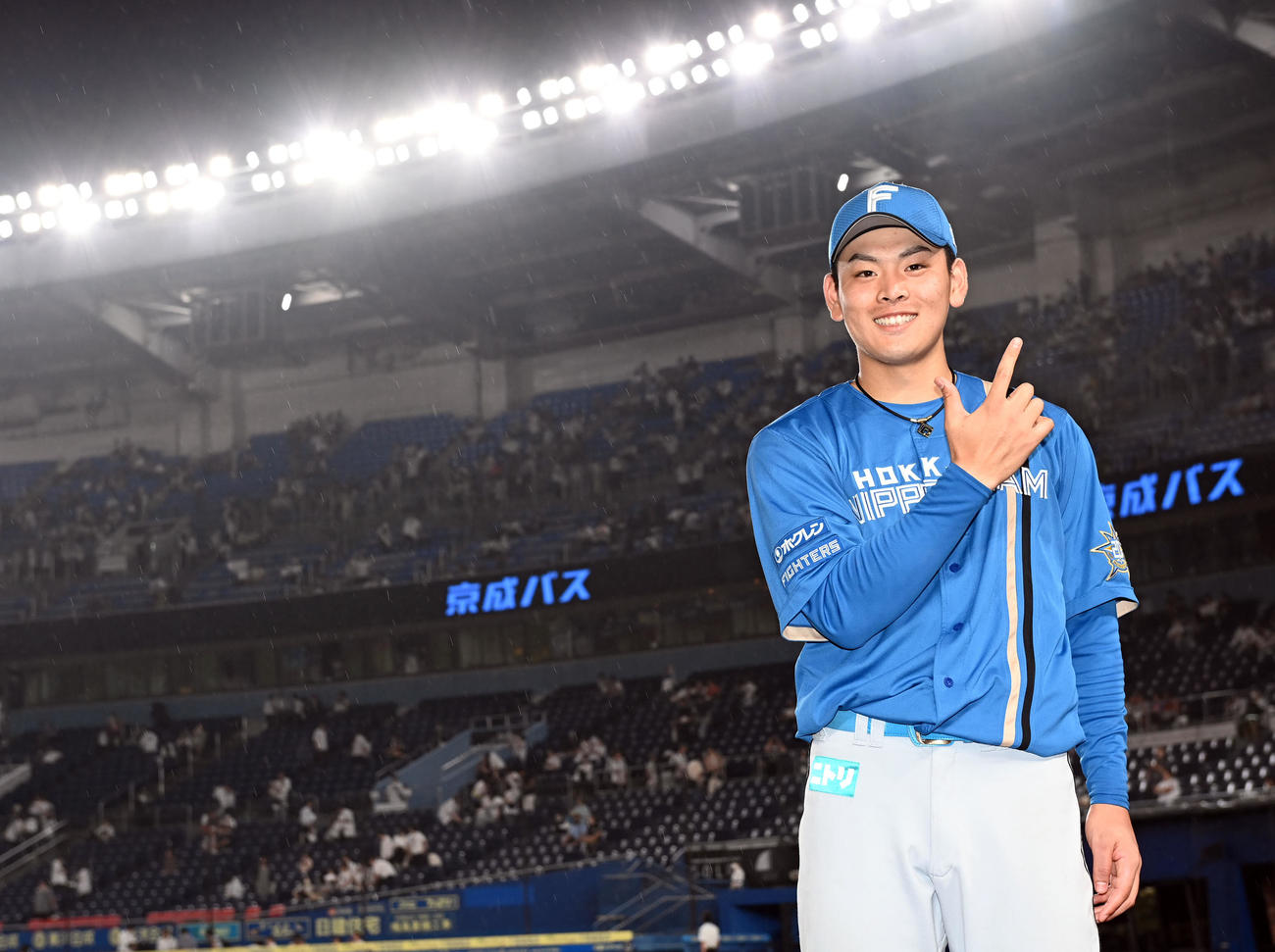 ロッテ対日本ハム　ヒーローインタビュー終了後「Jポーズ」を決める日本ハム野村（撮影・たえ見朱実）