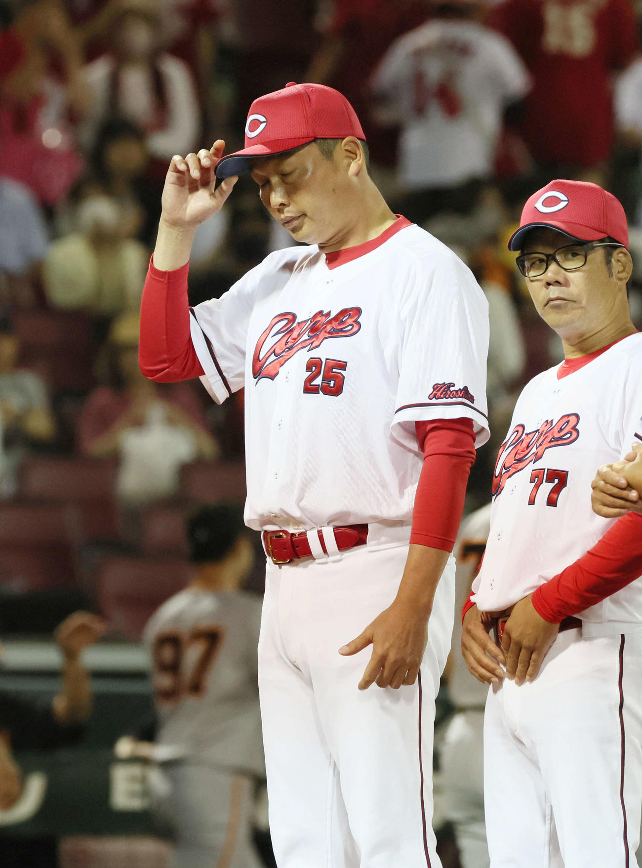 広島対巨人　巨人に敗れた新井監督（撮影・加藤孝規）