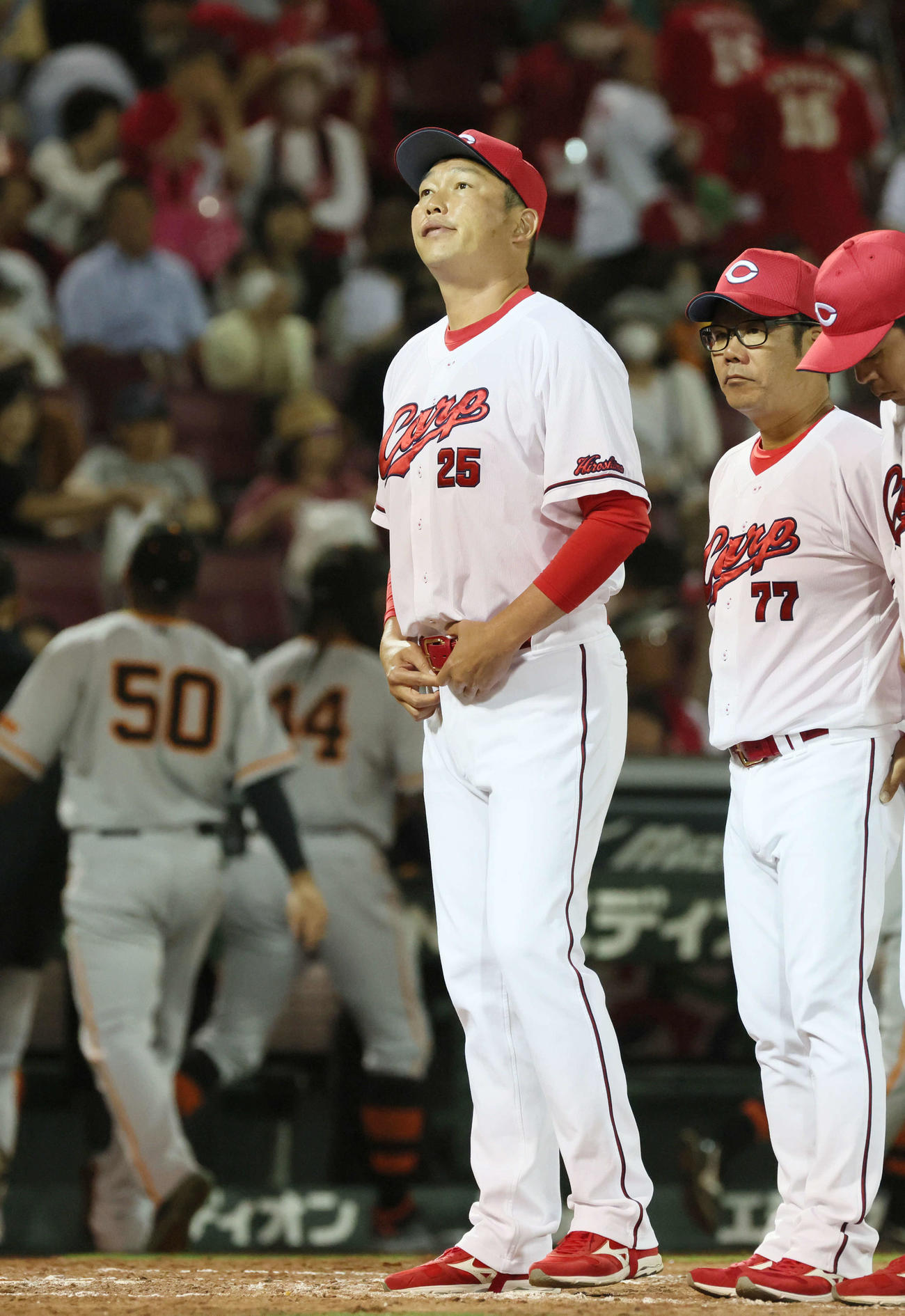 広島対巨人　巨人に敗れた新井監督（撮影・加藤孝規）
