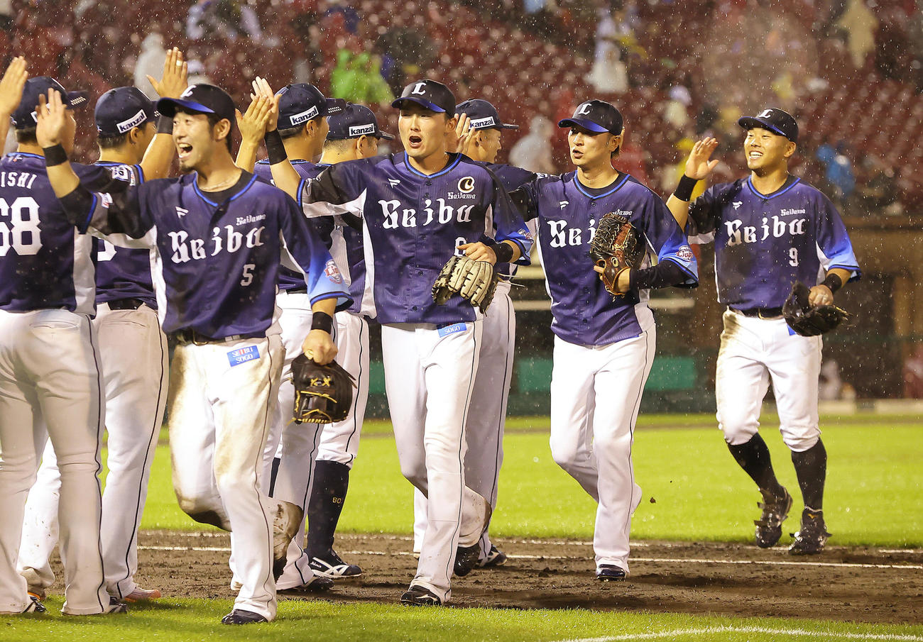 楽天対西武　勝利しタッチを交わす西武蛭間（右端）ら（撮影・足立雅史）
