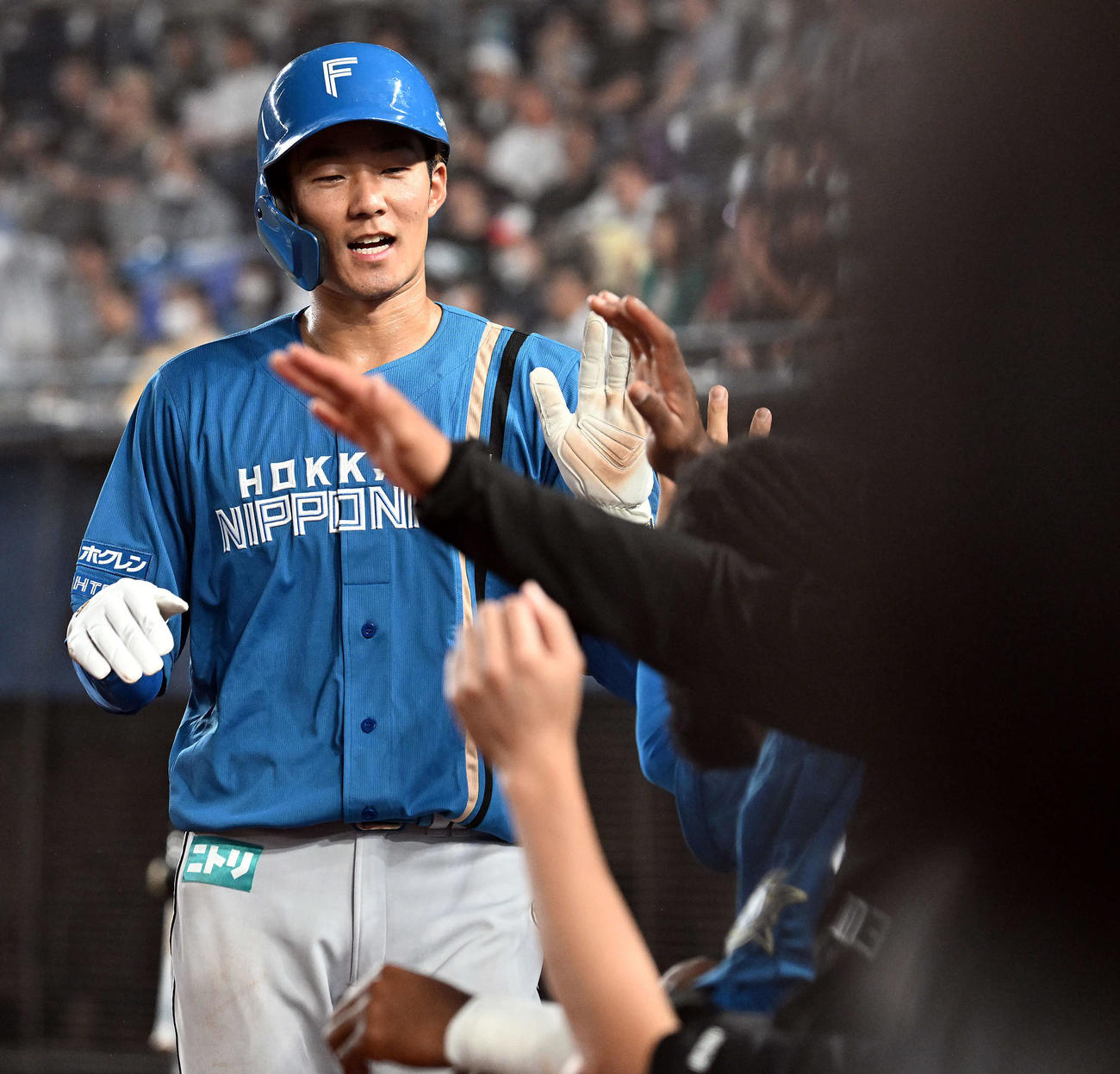 ロッテ対日本ハム　5回表日本ハム1死一、三塁、清宮の二ゴロで生還した石井（撮影・たえ見朱実）