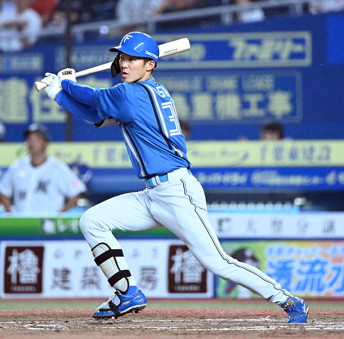 ロッテ対日本ハム　5回表日本ハム1死、左二塁打を放つ石井（撮影・たえ見朱実）