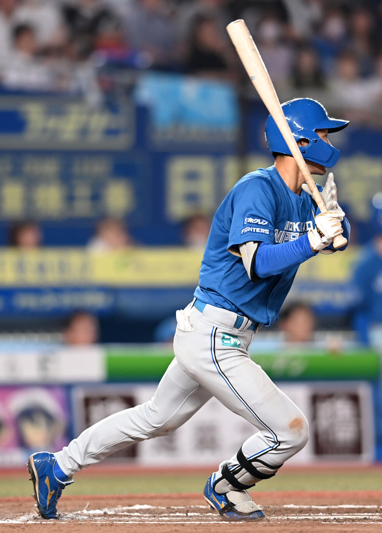 ロッテ対日本ハム　7回表日本ハム無死一塁、中越え適時二塁打を放つ石井（撮影・横山健太）