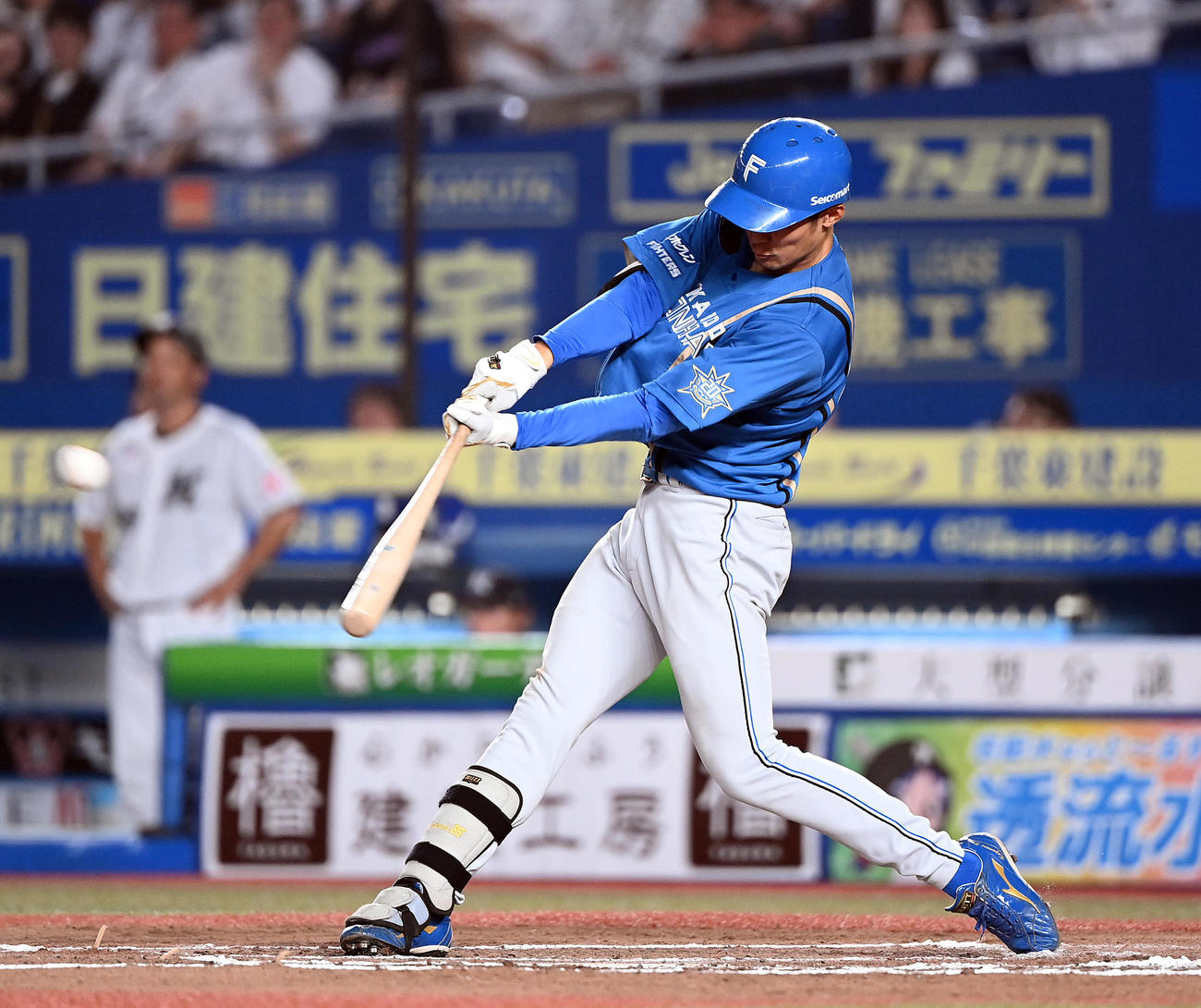 ロッテ対日本ハム　7回表日本ハム無死一塁、中越えに適時二塁打を放つ石井（撮影・たえ見朱実）