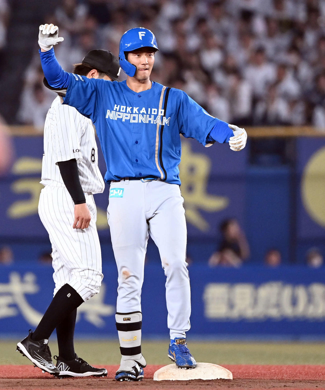 ロッテ対日本ハム　7回表日本ハム無死一塁、中越えに適時二塁打を放ちポーズを決める石井（撮影・たえ見朱実）