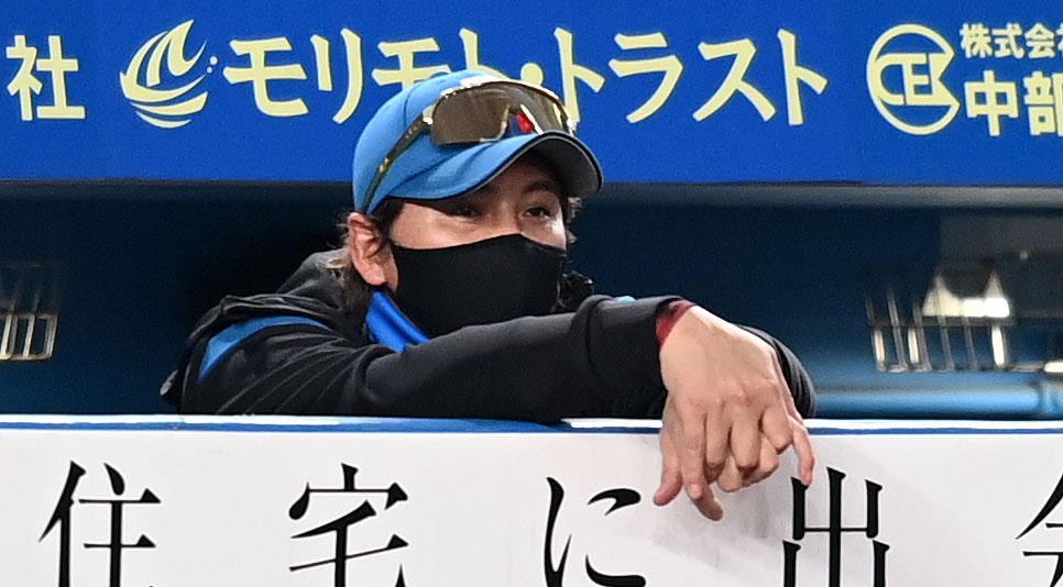 ロッテ対日本ハム　試合を見守る日本ハム新庄監督（撮影・横山健太）