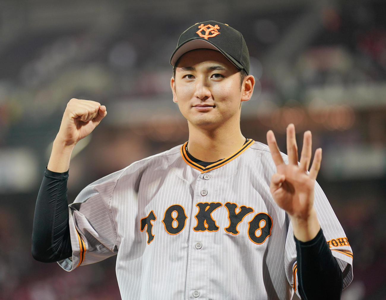 広島対巨人　4勝目を挙げ、ヒーローインタビュー後にポーズを決める横川（撮影・狩俣裕三）