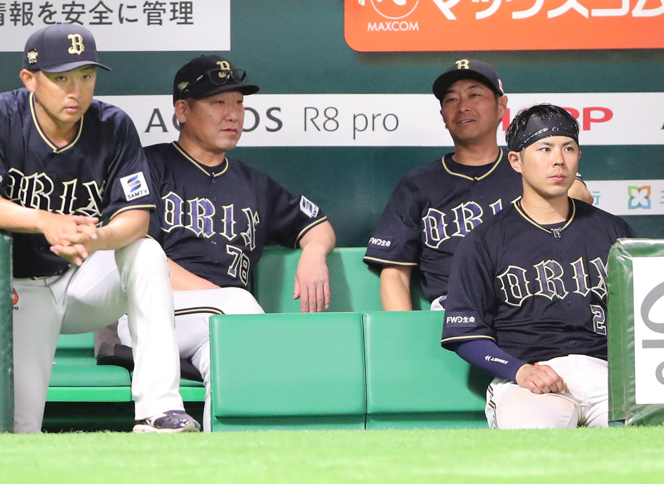 ソフトバンク対オリックス　ベンチから戦況を見守る中嶋監督（左から2人目）（撮影・梅根麻紀）