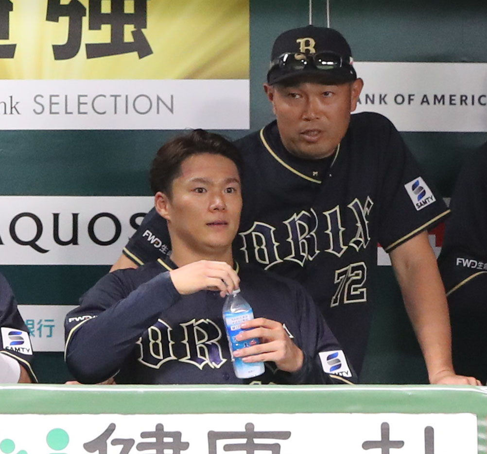 ソフトバンク対オリックス　ベンチで平井コーチ（後方）から声をかけられる山本（撮影・梅根麻紀）