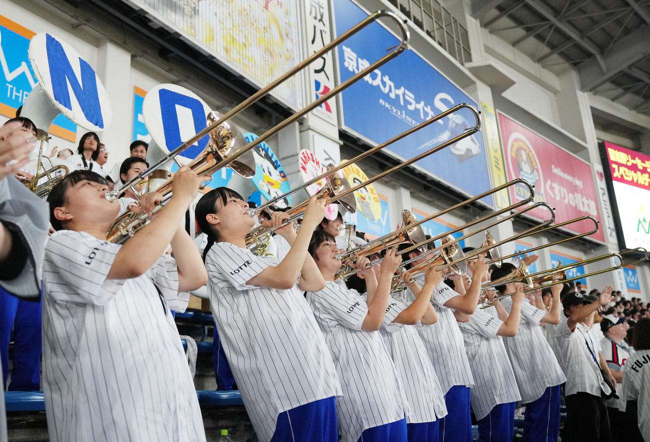 ロッテ対日本ハム　ライトスタンドで演奏する習志野高校吹奏楽部（撮影・横山健太）