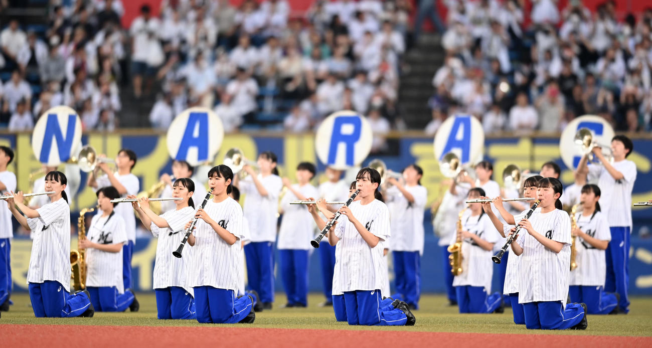 ロッテ対日本ハム　試合前、演奏で会場を盛り上げる習志野高校吹奏楽部（撮影・横山健太）