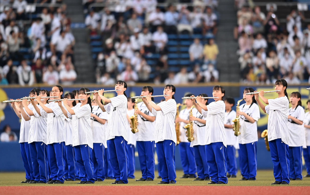 ロッテ対日本ハム　試合前、演奏で会場を盛り上げる習志野高校吹奏楽部（撮影・横山健太）
