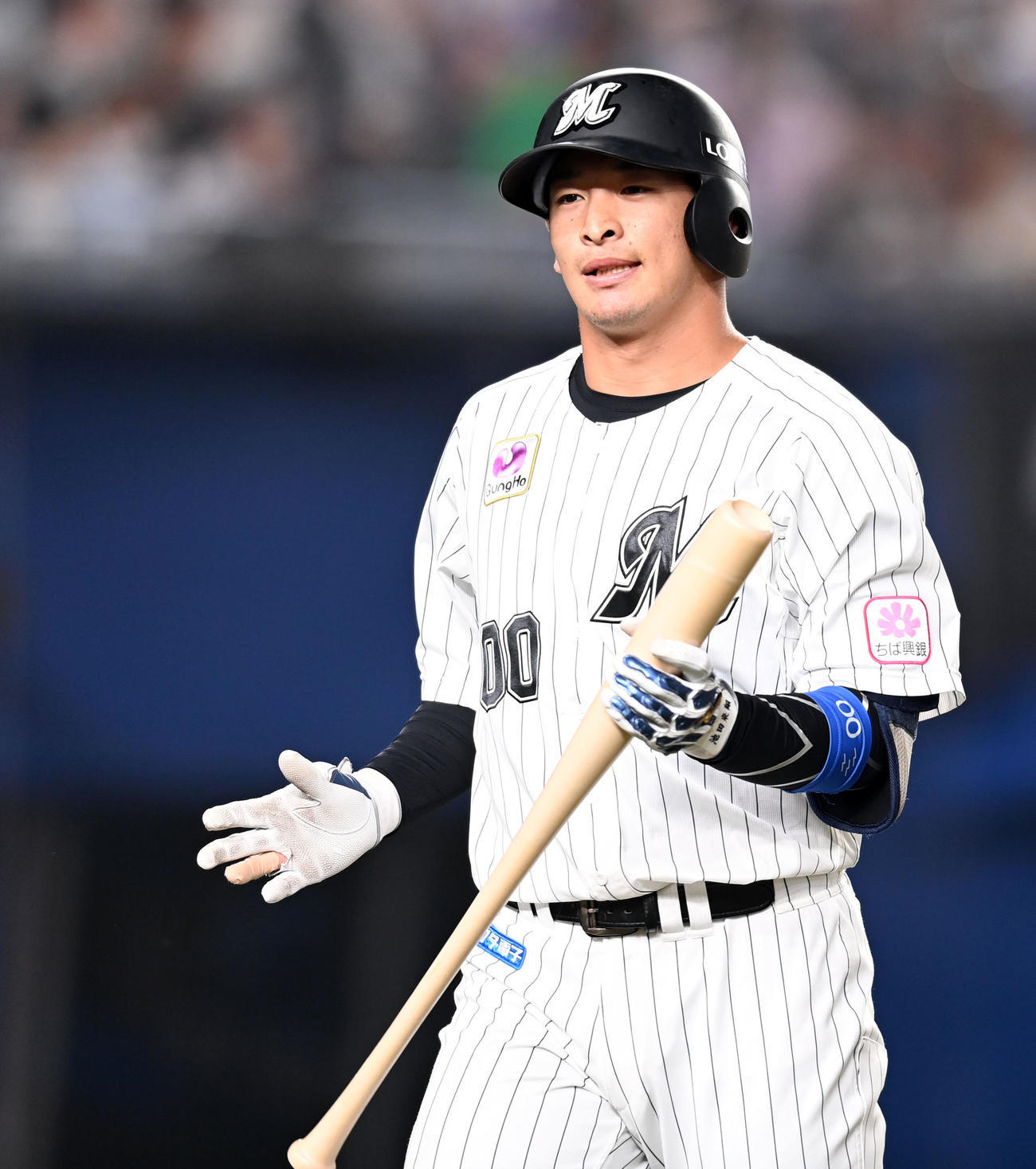 ロッテ対日本ハム　7回裏ロッテ1死一、二塁、三振に倒れ肩を落とす池田（撮影・横山健太）