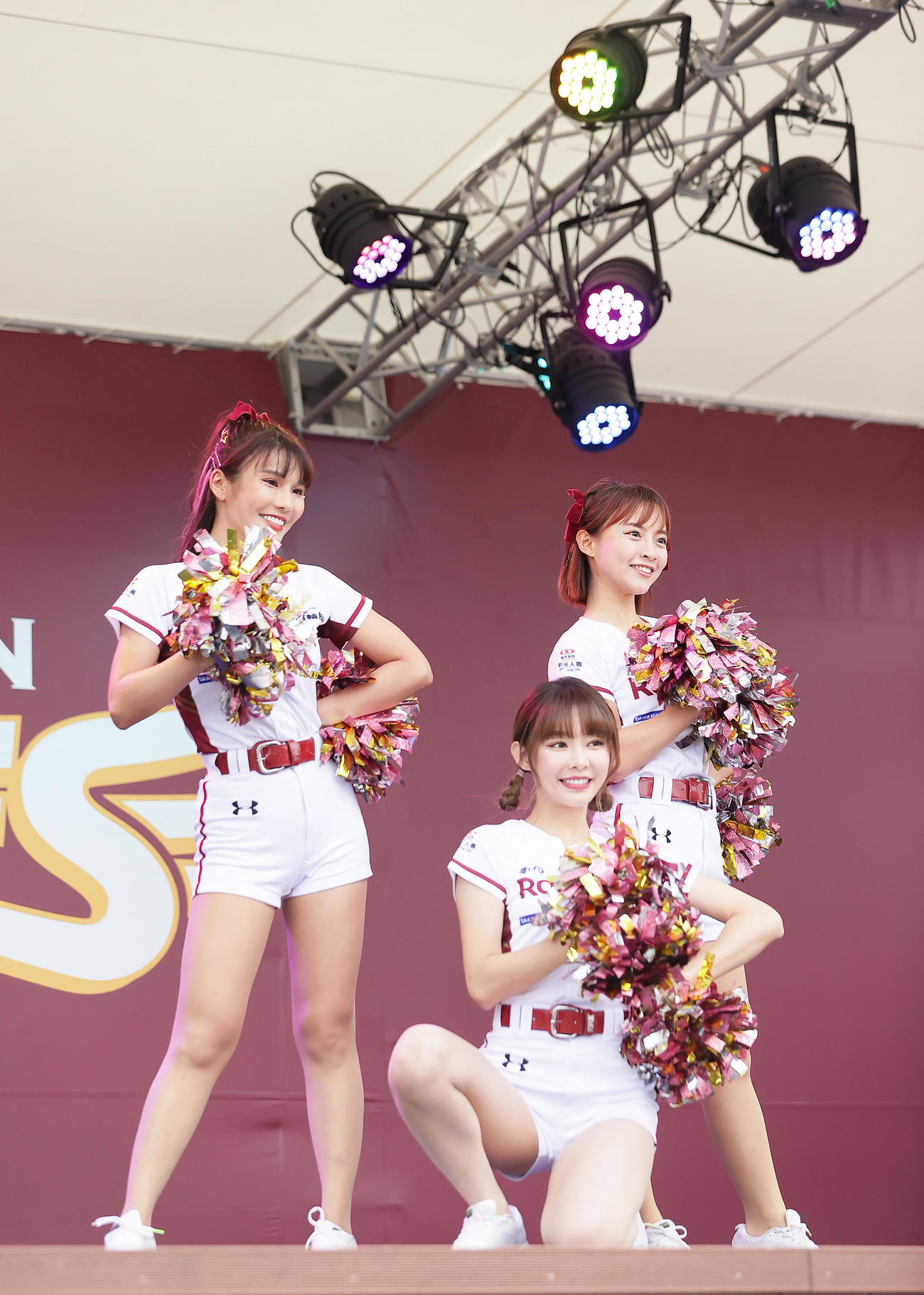試合前、ステージでポーズを決める楽天モンキーズのチアリーダー「Rakuten Girls」。左から琳妲（リンダ）、YURI（ユリ）、十元（ヒメ）（撮影・足立雅史）
