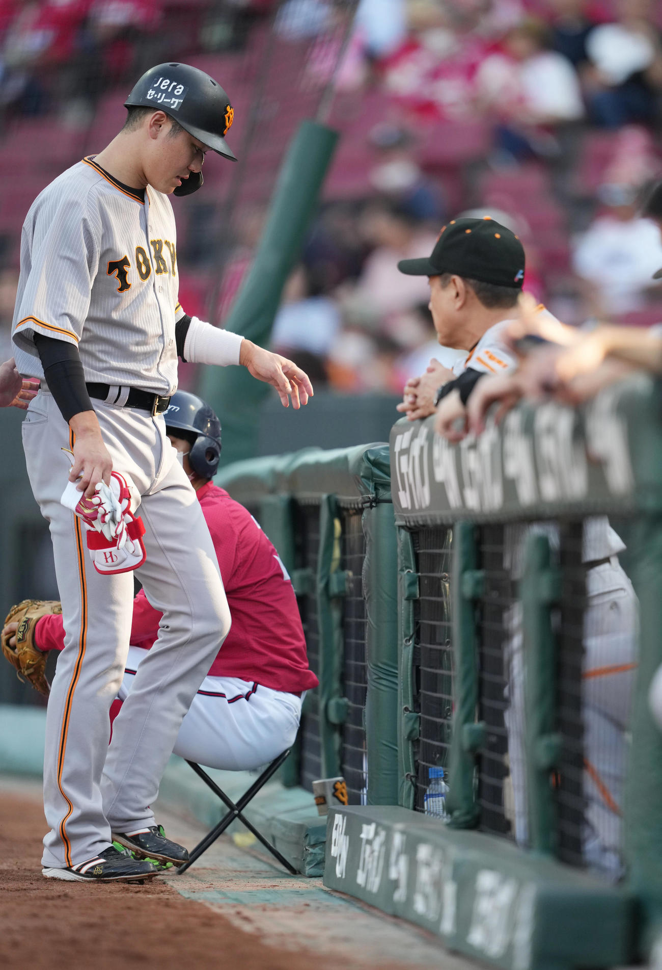 右太ももを痛め、負傷交代する坂本勇人。右は原辰徳監督（2023年6月23日撮影）